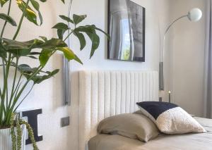 Voodi või voodid majutusasutuse Les Alcoves - Studios design toas