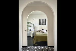 Voodi või voodid majutusasutuse Les Alcoves - Studios design toas