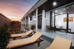 - Balcón con vistas a un dormitorio en Langit Guest House Canggu, en Canggu