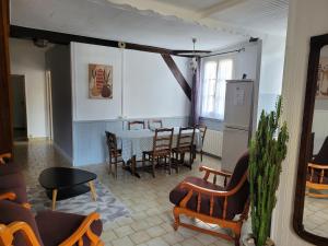 salon ze stołem i krzesłami w obiekcie La Cour du Château w mieście La Charité-sur-Loire +29 zdjęć