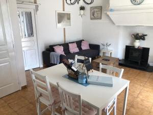 salon ze stołem i kanapą w obiekcie Gîte des Lavandes w mieście Oradour-Fanais