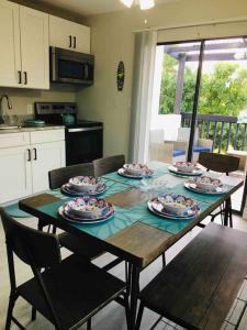 O bucătărie sau chicinetă la SEASCAPE COZY BEACH HOME only half mile TO OCEAN and BEACH SLEEPS 6