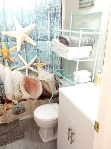 O baie la SEASCAPE COZY BEACH HOME only half mile TO OCEAN and BEACH SLEEPS 6 +30 fotografii