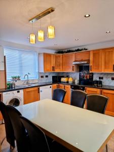 Köök või kööginurk majutusasutuses 2 Bedroom, sleep 6 Beds in London , Sleep 6 in Tooting by ZAFTASTIC