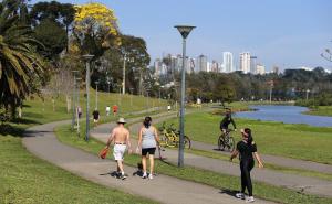 クリチバにあるEd. Vitoria | Bairro mais requisitado de Curitiba | Gonzaga Staysの公園の小道を歩いている人々のグループ