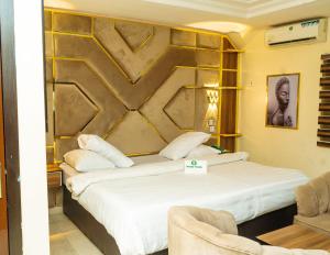 Postel nebo postele na pokoji v ubytování Wesley Hotels