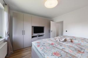 a bedroom with a bed with a floral bedspread at Ferienhaus Anna Elbe in Wischhafen