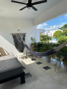 Una hamaca en un dormitorio con vista al mar. en Oasis Urban Retreat, en Cancún