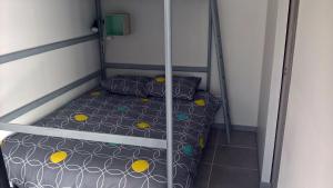 Habitación pequeña con litera en Le studio médocain, en Cussac-Fort-Medoc 3 fotos más