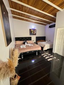 MorrocoyにあるPosada El Gran Escapeの部屋にベッドが2つある部屋