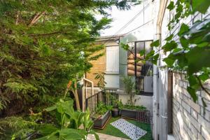 un piccolo giardino con piante su un balcone di Oasis urbain a Saint-Maur-des-Fossés