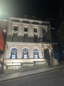 ロンドンデリーにあるDiamond House Apartmentsの前に柵がある白い建物