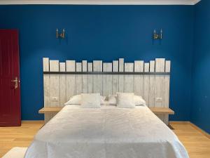 una camera da letto con un letto grande con una parete blu di Agroturizem Bylis a Hekal