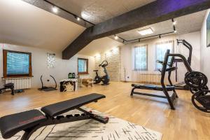Un gimnasio con varios equipos de ejercicio en una habitación. en Villa 1331, en Zheleznitsa