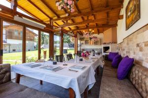 Un comedor con mesas largas en un edificio. en Villa 1331, en Zheleznitsa