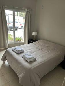 En eller flere senge i et værelse på Departamento Salta al Mar