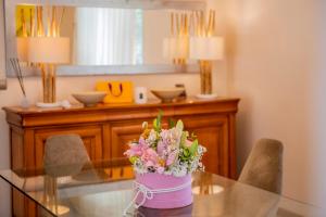 una mesa de cristal con un jarrón de flores. en Villa 1331, en Zheleznitsa 50 fotos más