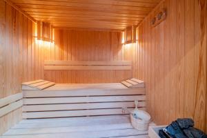 een houten sauna met een bank en een emmer erin bij Villa 1331 in Zheleznitsa