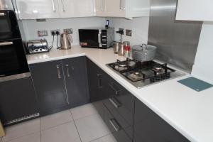 Η κουζίνα ή μικρή κουζίνα στο Rylance Luxury House - Free Parking