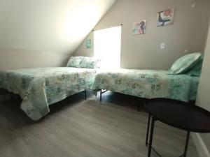 Postel nebo postele na pokoji v ubytování SEA LA VIE COZY BEACH HOME ON 500 BLOCK, Walk to beach only half mile away, SLEEPS 6