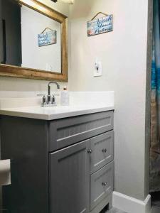 Fotografie z fotogalerie ubytování SEA LA VIE COZY BEACH HOME ON 500 BLOCK, Walk to beach only half mile away, SLEEPS 6 v destinaci Naples + 27 fotografií