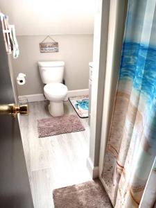 Koupelna v ubytování SEA LA VIE COZY BEACH HOME ON 500 BLOCK, Walk to beach only half mile away, SLEEPS 6