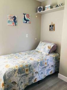 Postel nebo postele na pokoji v ubytování SEA LA VIE COZY BEACH HOME ON 500 BLOCK, Walk to beach only half mile away, SLEEPS 6