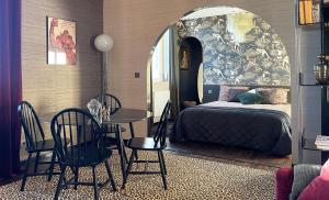 Voodi või voodid majutusasutuse Les Alcoves - Studios design toas
