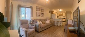 マートルビーチにあるSalt Lifeのソファとキッチンのあるリビングルーム