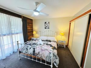 Voodi või voodid majutusasutuse Halls Gap Log Cabins toas