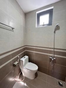 Tay PhuongにあるVictory Quy Nhon homestayのトイレと窓のあるバスルーム