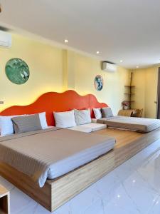 Tay PhuongにあるVictory Quy Nhon homestayのベッド2台(大型ヘッドボード付)が備わる客室です。