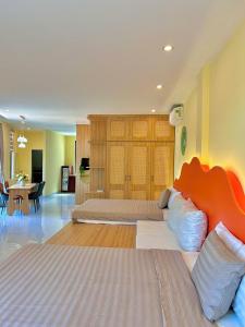 Tay PhuongにあるVictory Quy Nhon homestayの広いベッドルーム(ベッド2台付)、ダイニングルームが備わります。