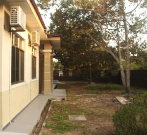 an empty yard next to a house at kluang homestay villa 1 in Kluang
