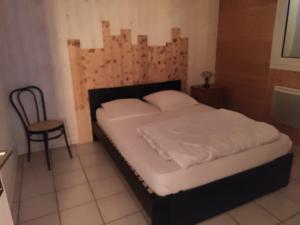 Ένα ή περισσότερα κρεβάτια σε δωμάτιο στο Gîte en bord de lac