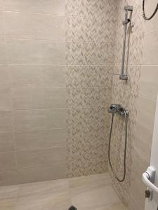 una ducha con puerta de cristal en un baño en Вилла Яна, en Sveti Vlas