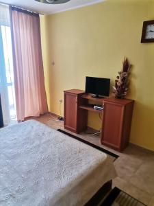 1 dormitorio con escritorio y ordenador. en Вилла Яна, en Sveti Vlas