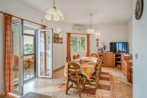 Kuchyň nebo kuchyňský kout v ubytování VILLA LEO - private pool - seaview - pets welcome - luxury villa on 1000 m2