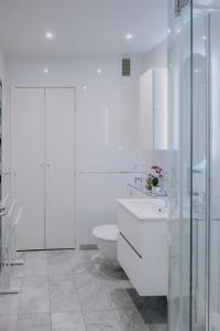 Kúpeľňa v ubytovaní Splendide appartement climatisé avec vue sur mer et clocher - Parking et WIFI