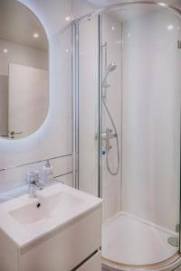 Ένα μπάνιο στο Splendide appartement climatisé avec vue sur mer et clocher - Parking et WIFI