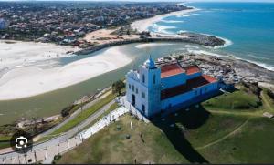 an aerial view of a building next to a beach at Casa aconchegante em Saquarema in Saquarema