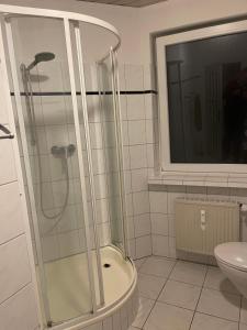a bathroom with a shower and a toilet at Kiel zwischen Blücherplatz und Forstbaumschule 2 oder 3 Zimmer Ferienwohnung in Kiel +13 photos