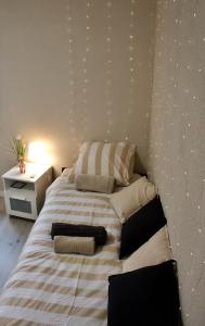 une chambre avec un grand lit avec des oreillers dessus dans l'établissement Studio douillet proche gare, à Clermont-Ferrand