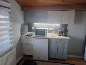 Kuchyň nebo kuchyňský kout v ubytování Otel şahmaran