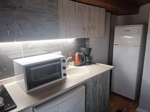Kuchyň nebo kuchyňský kout v ubytování Otel şahmaran