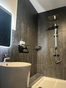 Koupelna v ubytování La Suite Hotel & Apartment, Hanau City Centre - Contactless Check-in