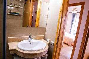 Vannituba majutusasutuses Beautiful and Stylish 2BR Appartment with a wide Beach View