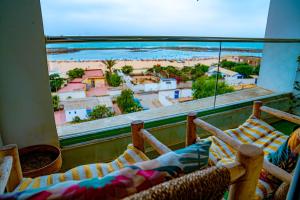 Rõdu või terrass majutusasutuses Beautiful and Stylish 2BR Appartment with a wide Beach View