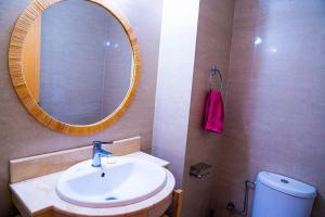Vannituba majutusasutuses Beautiful and Stylish 2BR Appartment with a wide Beach View