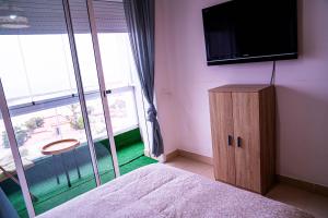 Televiisor ja/või meelelahutuskeskus majutusasutuses Beautiful and Stylish 2BR Appartment with a wide Beach View